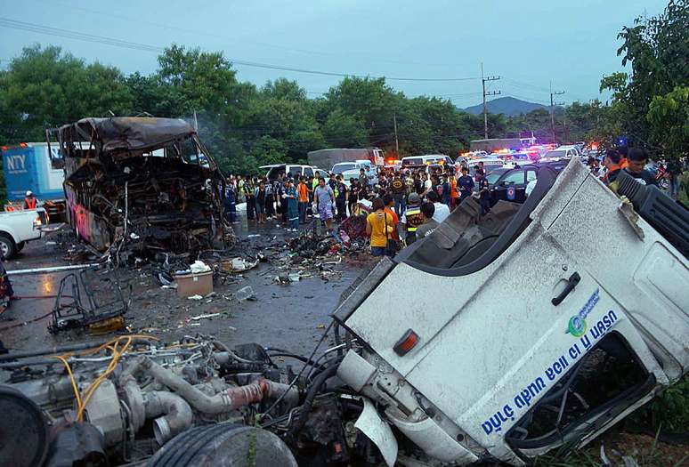 O acidente ocorreu nesta madrugada em uma estrada da província de Saraburi, onde o caminhão teria se chocado de frente contra um ônibus de dois andares que percorria um trajeto entre Bangcoc e Roi Et, no nordeste do país