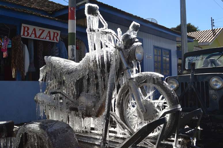 Com truque, motocicleta amanheceu congelada pelo frio em São Joaquim (SC) nesta quarta-feira