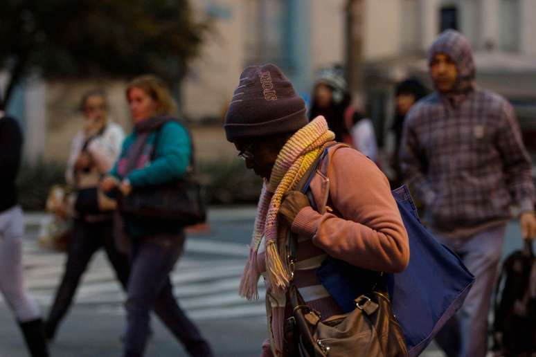 <p>Pedestre enfrentou forte frio no largo Santa Cecília, em São Paulo, nesta quarta-feira</p>