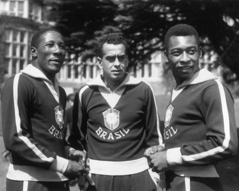 <p>Djalma Santos (à esq.) ao lado de Zito (centro) e Pelé em 1963</p>