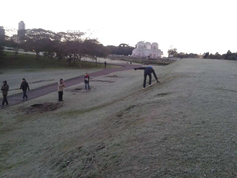 Curitiba (PR) amanhece com geada e menor temperatura dos últimos quatro anos