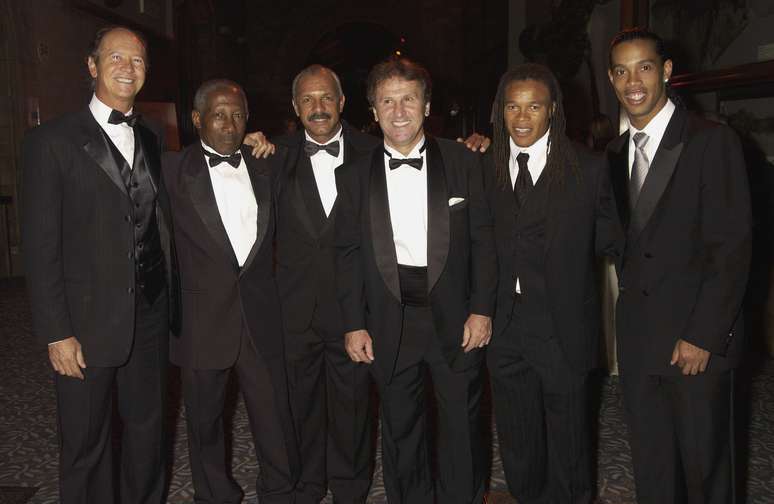 Da esquerda para a direita: Falcao, Djalma Santos, Junior, Zico, Edgar Davids e Ronaldinho posam para foto em festa da Fifa em Londres, em 2004