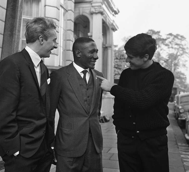 Djalma Santos (centro) conversa com Denis Law (à esq.) e Jim Baxter em frente ao hotel no qual estavam hospedados em Londres por conta da realização do amistoso comemorativo entre Seleção do Resto do Mundo e Inglaterra, em outubro de 1963