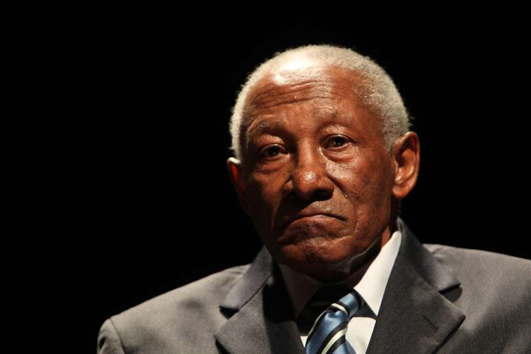 Djalma Santos posa para foto durante Cinquentenário da Copa do Mundo de 1962, no Memorial da América Latina, em São Paulo