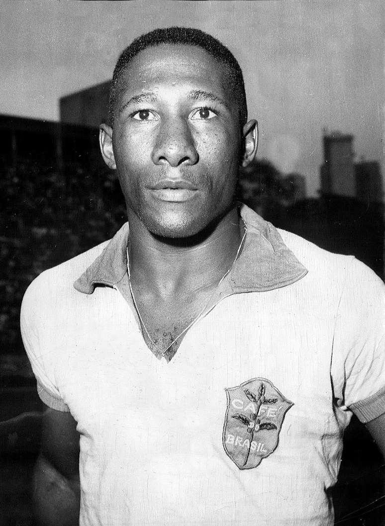 Morreu às 19h30 desta terça-feira o ex-lateral direito Djalma Santos, bicampeão mundial com a Seleção Brasileira. Djalma sofreu para cardiorrespiratória causada por decorrência de uma pneumonia grave e instabilidade hemodinâmica; a foto foi tirada antes de amistoso da Seleção contra o Chile em 1966