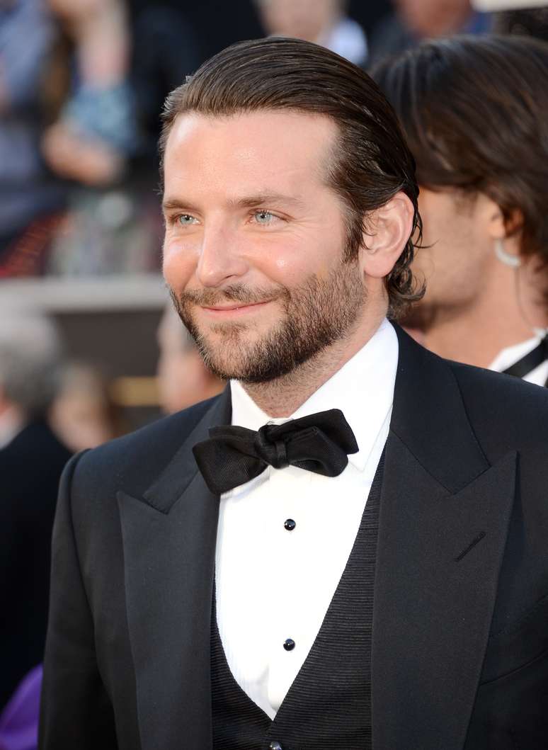<p>Bradley Cooper não ficou para trás e deixou a barba crescer para aparecer no tapete vermelho</p>