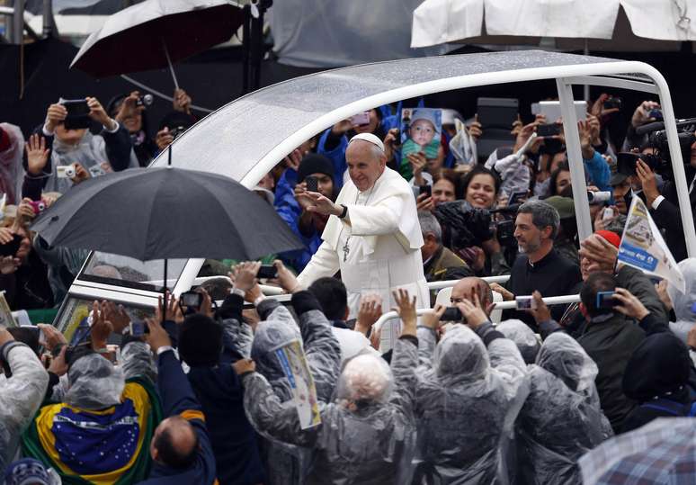 El Papa Francisco llegó el miércoles (24) al santuario de Aparecida, en Sao Paulo, para venerar a la patrona de Brasil y oficiar su primera misa en el extranjero, en un viaje diseñado para revitalizar a la Iglesia en América Latina. 