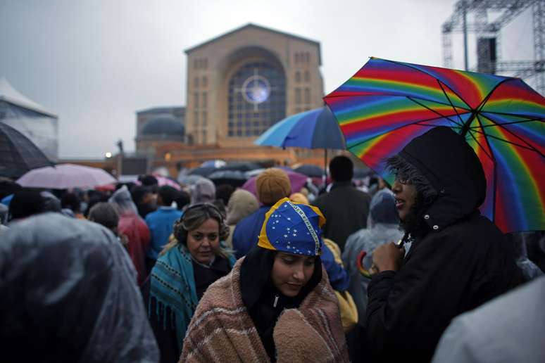 El Papa Francisco llegó el miércoles (24) al santuario de Aparecida, en Sao Paulo, para venerar a la patrona de Brasil y oficiar su primera misa en el extranjero, en un viaje diseñado para revitalizar a la Iglesia en América Latina. 