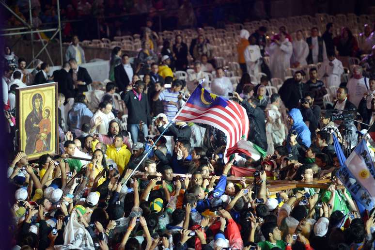 Fiéis carregam Cruz Peregrina na missa de abertura da Jornada Mundial da Juventude nesta terça-feira