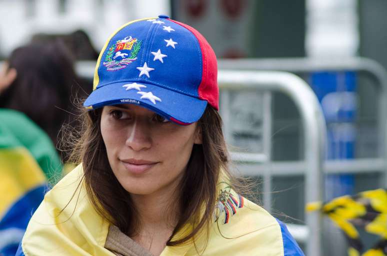 <p>Jovem venezuelana acompanhou missa de abertura em Copacabana</p>