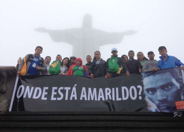 ONG Rio de Paz fez um protesto no Cristo Redentor com uma faixa com os dizeres: 'Onde está Amarildo?' Amarildo desapareceu na Rocinha após ser levado pela polícia e tem sido o motivo de vários protestos seguidos na comunidade 
