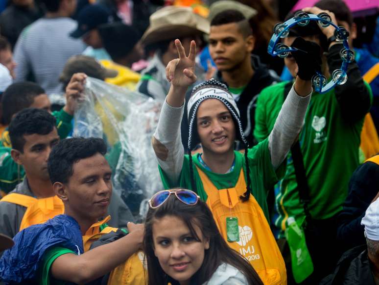 <p>Peregrinos enfrentam a chuva na praia de Copacabana nesta quinta-feira</p>