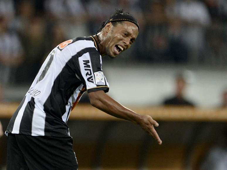 <p>Interesse do clube turco por Ronaldinho não é recente, mas ida de Assis a Istambul volta a aumentar especulações de saída do meia</p>