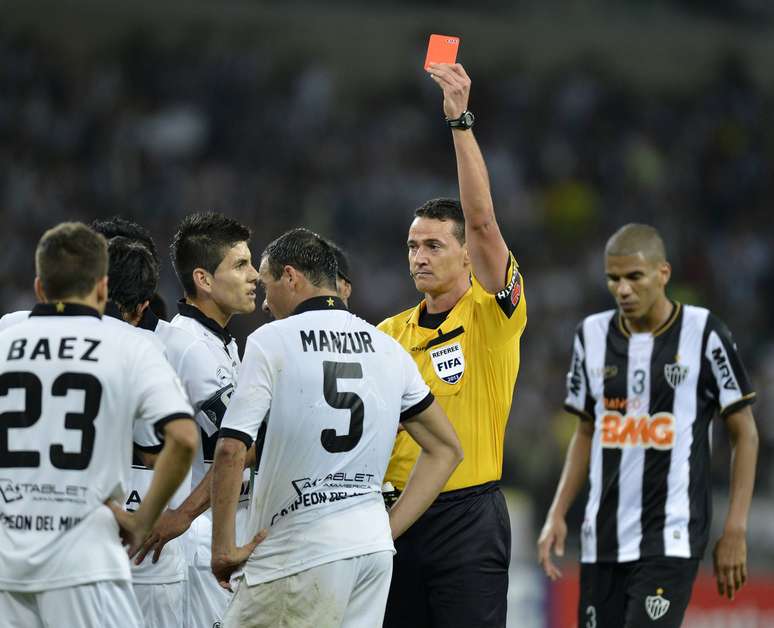 <p>Manzur foi expulso no fim do segundo tempo e facilitou a missão do Atlético-MG</p>