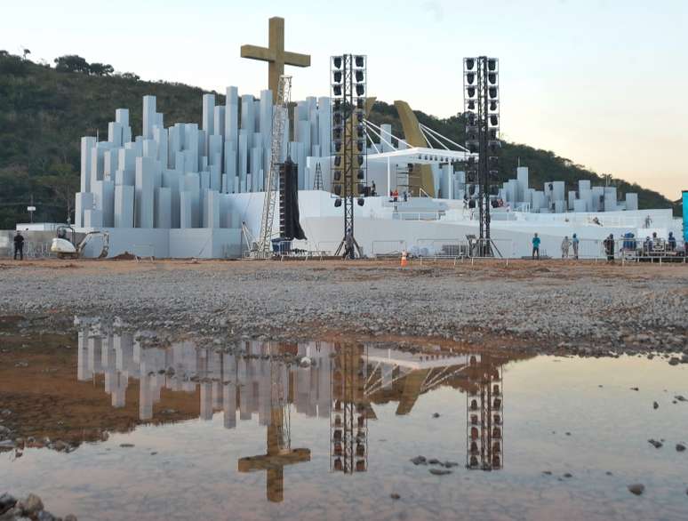 <p>Campus Fidei, em Guaratiba, sofre alagamentos por conta da chuva</p>