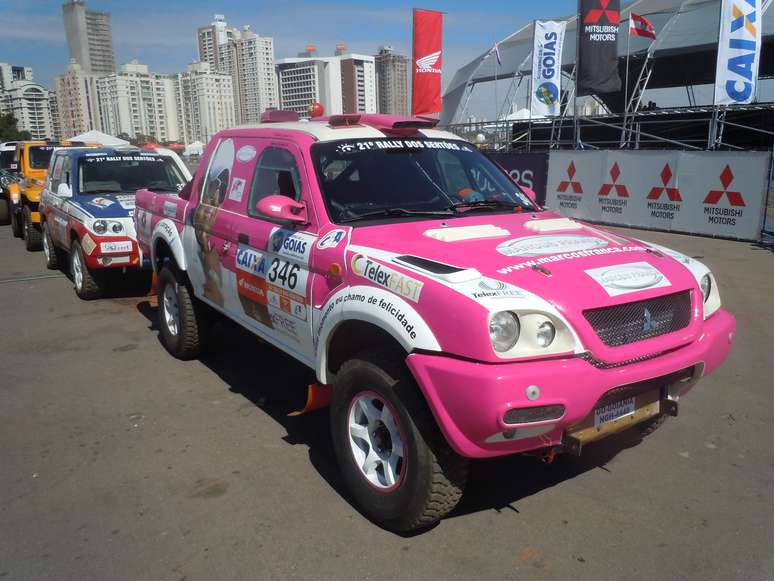 Pintado em rosa e branco, o veículo da equipe Expert 4x4 conta com adesivos que imitam cílios femininos nos faróis