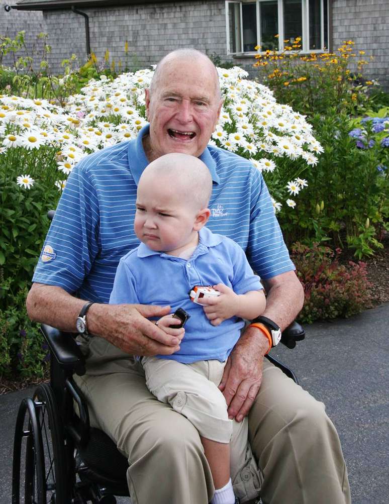 Bush, 89 anos, tomou a decisão após saber que vários membros de sua equipe fizeram o mesmo em solidariedade ao filho de um colega de trabalho