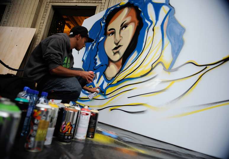 Na escadaria da Assembleia Legislativa do Rio de Janeiro (Alerj), no centro, seis grafiteiros - quatro brasileiros e dois austríacos - usaram grandes telas brancas para mostrar sua arte