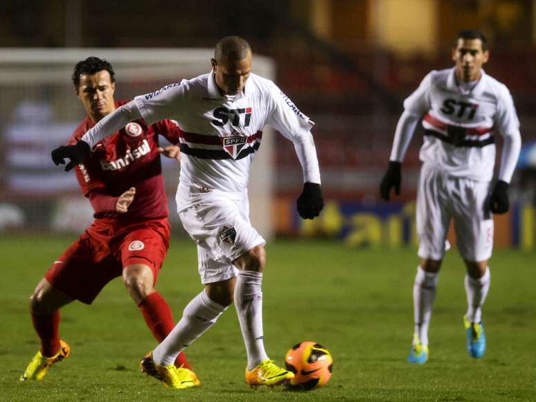 <p>Luis Fabiano ficará mais nove meses no São Paulo</p>