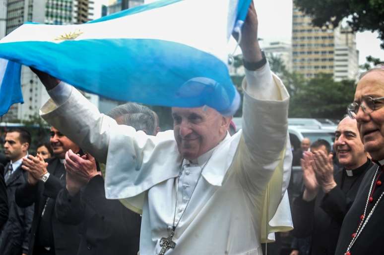 Papa mostra bandeira da Argentina, seu país natal