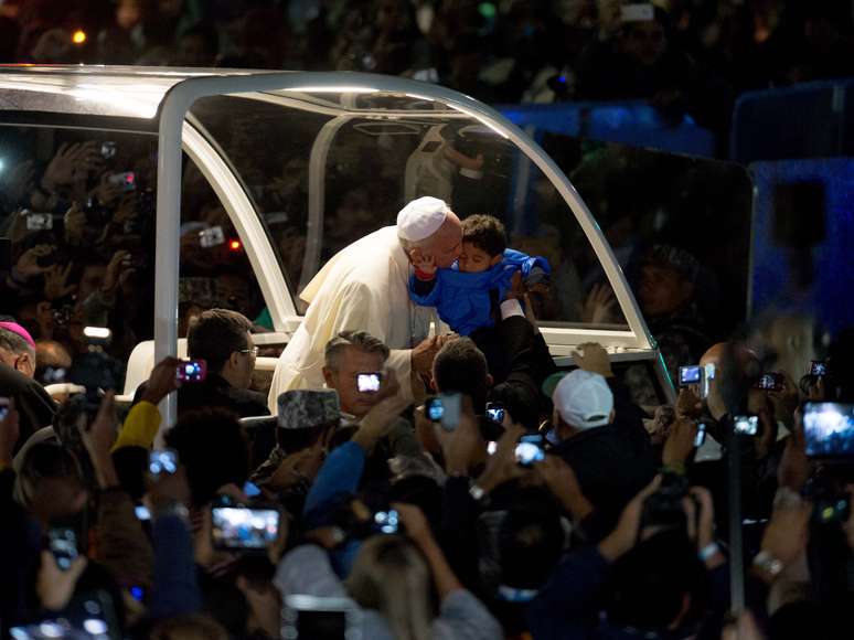 Em sua chegada à Copacabana, papa Francisco beijou uma criança, ato repetido diversas vezes durante sua estada no Brasil