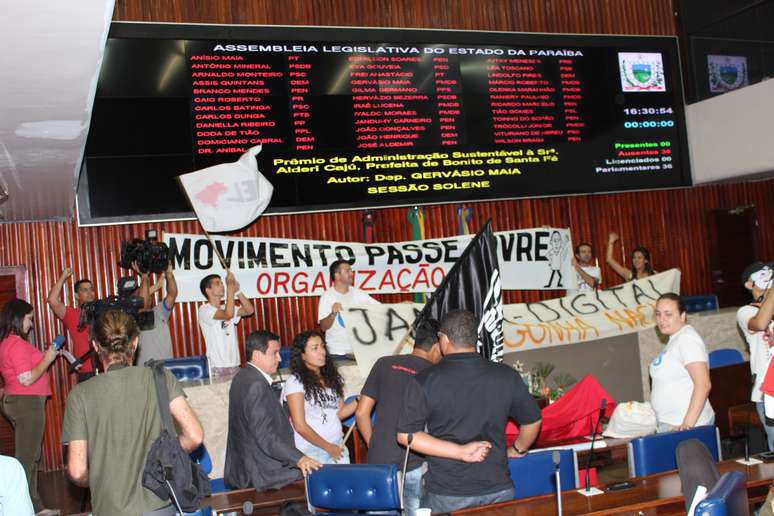 No início da noite, estudantes, sindicalistas e militantes decidiram acampar no plenário da Casa de Epitácio Pessoa 