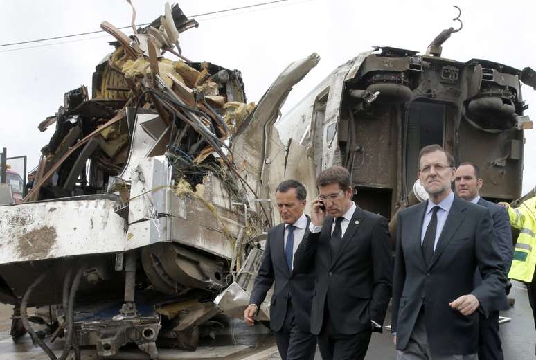 <p>O presidente do governo espanhol, Mariano Rajoy (dir.), visita o local do acidente</p>