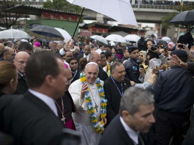 Papa Francisco recebe colar de flores nas cores do Brasil ao chegar à comunidade de Varginha, no Complexo de Manguinhos, no Rio, na quinta-feira