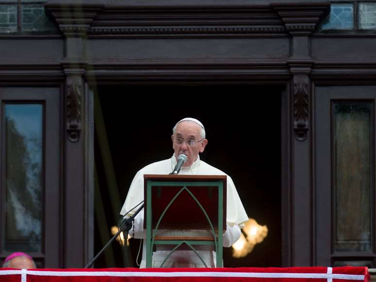 <p>O papa Francisco reza a Ora&ccedil;&atilde;o do &Acirc;ngelus diante de uma multid&atilde;o de fi&eacute;is no Pal&aacute;cio S&atilde;o Joaquim, no bairro da Gl&oacute;ria, no Rio de Janeiro</p>