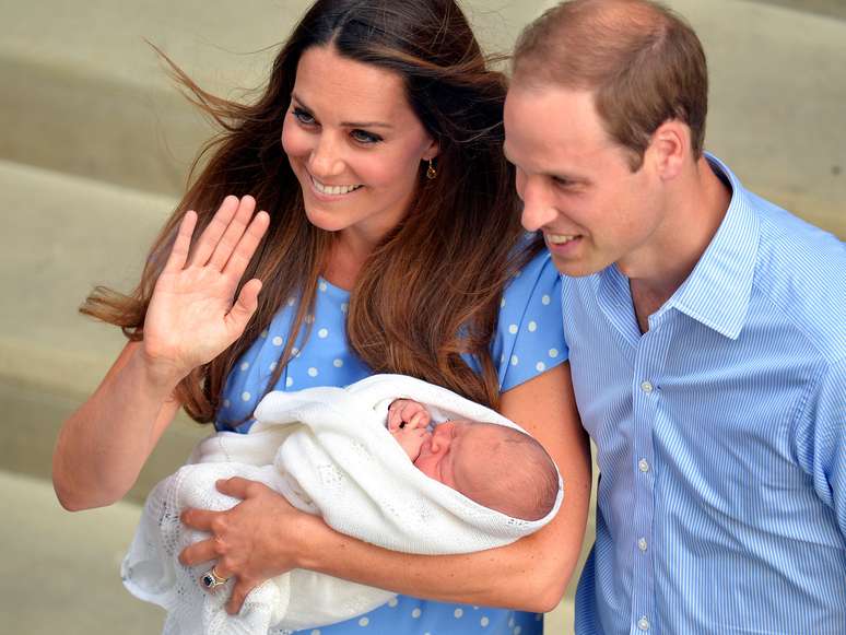 O príncipe William e a mulher, Kate, saem do hospital em Londres com o filho, George Alexander Louis, o mais novo herdeiro do trono britânico