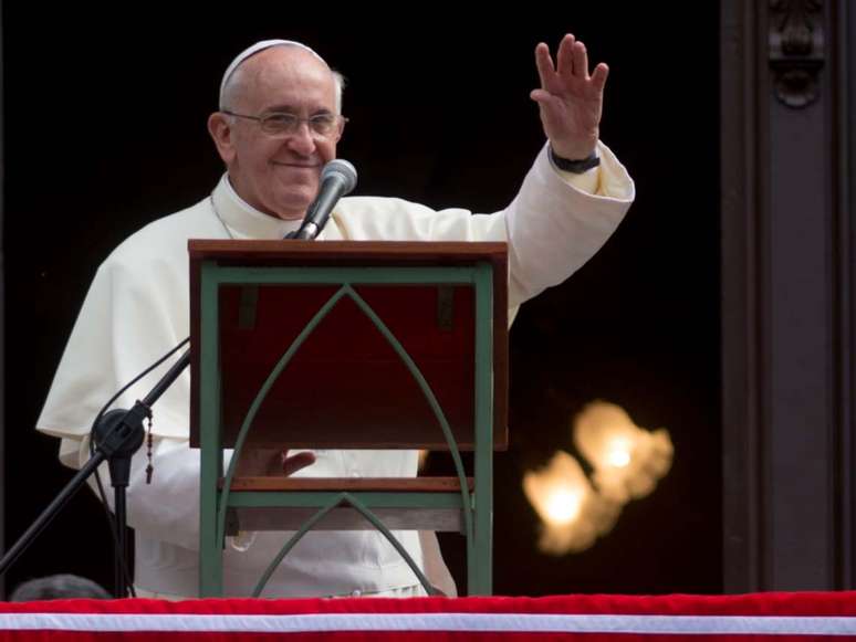 <p>O papa Francisco rezou a Ora&ccedil;&atilde;o do &Acirc;ngelus diante de uma multid&atilde;o de fi&eacute;is no Pal&aacute;cio S&atilde;o Joaquim, no bairro da Gl&oacute;ria, no Rio</p>