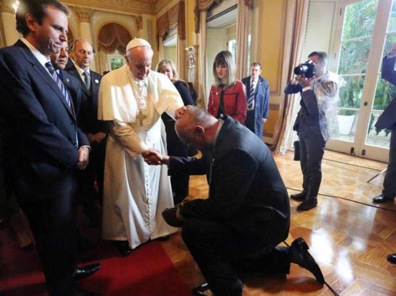 <p>Oscar pediu para que o papa Francisco lhe tocasse a cabeça </p>