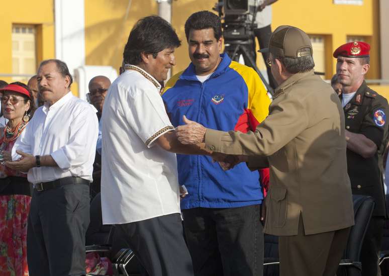 Raúl Castro recebe os amigos Evo Morales (centro) e Nicolás Maduro (esq.)