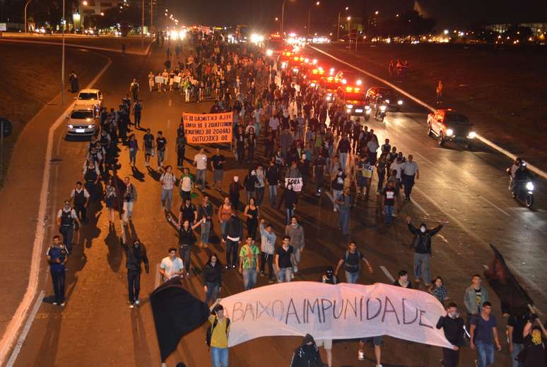 Cerca de 150 pessoas marcharam por Brasília pedindo o combate à corrupção