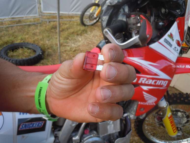 <p>Mineiro teve fus&iacute;vel queimado na moto e precisou girar manualmente a planilha durante parte da especial desta sexta-feira</p>