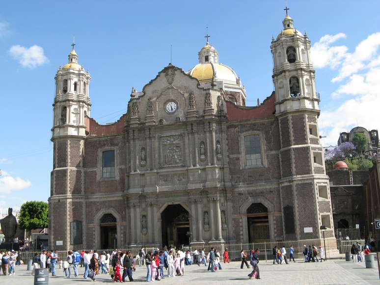 A Nossa Senhora de Guadalupe é uma das grandes responsáveis pela popularidade do catolicismo no México. A devoção à santa é tão poderosa que a Basílica de Nossa Senhora de Guadalupe, na capital do país, é o segundo templo católico mais visitado do mundo. O santuário recebe cerca de 20 milhões de fiéis por ano, e só fica atrás da Basílica de São Pedro, em Roma