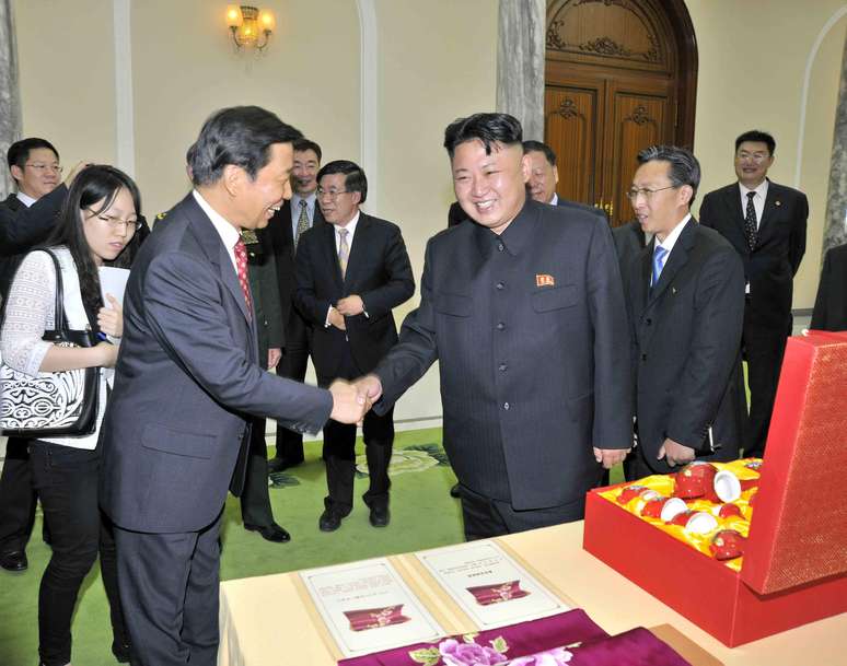 Kim Jong-un cumprimenta o chinês Li Yuanchao durante encontro em Pyongyang