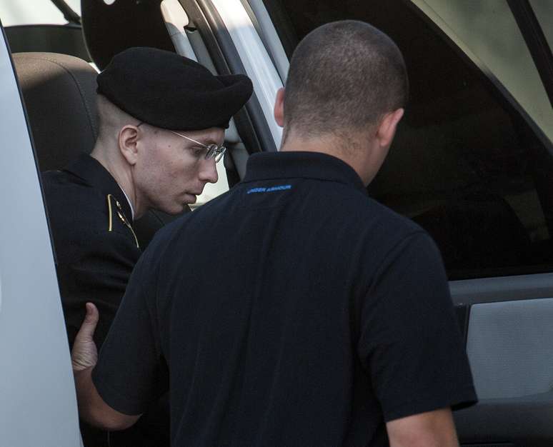 Bradley Manning é escoltado na chegada ao tribunal