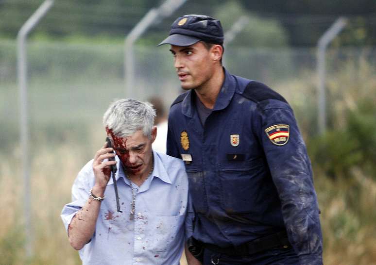 Garzón é auxiliado por policial após ser resgatado do trem