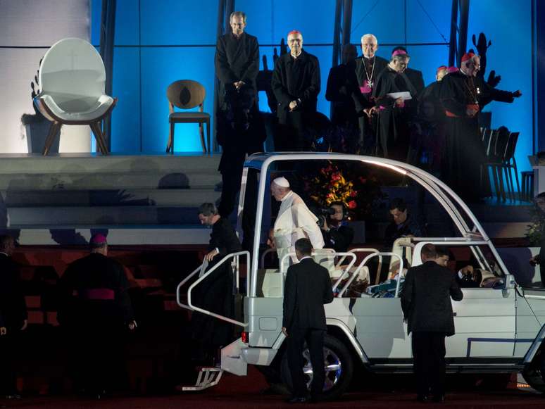 Papa desembarca do papamóvel em sua chegada ao altar montado em Copacabana