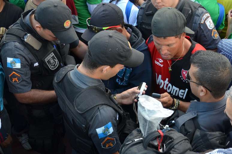 Policiais fazem averiguação em Copacabana, em meio a evento da Jornada Mundial da Juventude