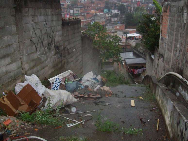 Viela liga as ruas Ant&ocirc;nio Furtadoe Diamante Verde 