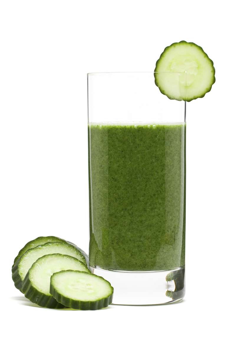 <p><strong>Smoothies verdes<br /></strong>Um smoothie pode ser uma excelente maneira de ingerir algo nutritivo sem ter que lançar mão de algo muito pesado. Você pode usar ingredientes como aipo, pepino, espinafre, abacaxi e gengibre - basta usar a criatividade</p>