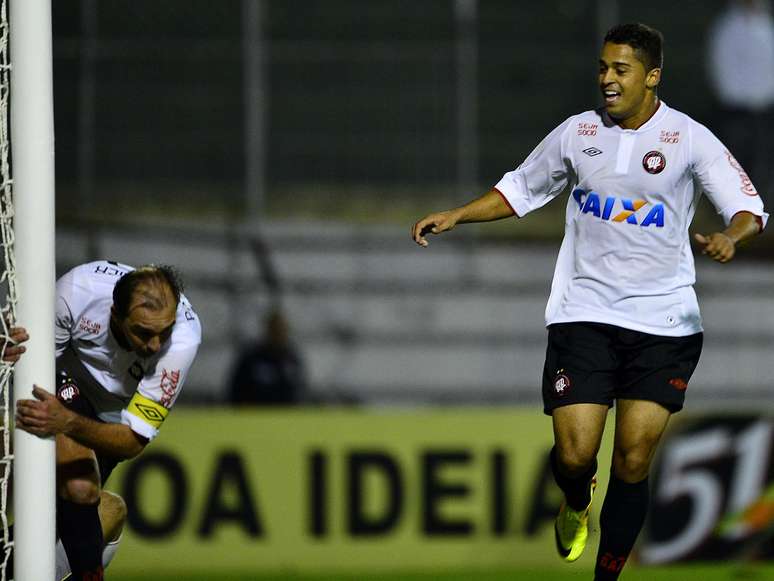 <p>Com gol do veterano meia Paulo Baier já nos acréscimos do segundo tempo, o Atlético-PR aproveitou-se da expulsão do meio-campista Souza e venceu a Portuguesa por 3 a 2, na noite desta sábado, no Canindé, empurrando o São Paulo para a zona de rebaixamento</p>