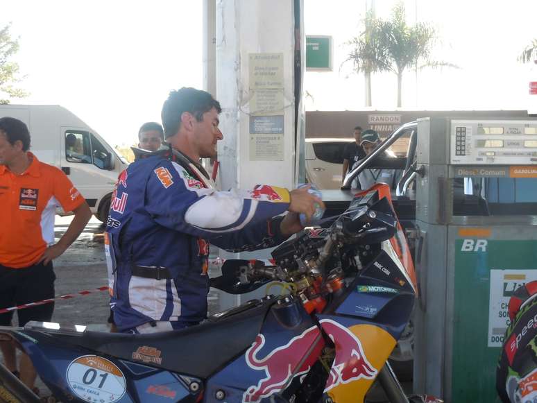 Marc Coma é um dos maiores pilotos de moto do rali internacional, com três títulos do Campeonato Mundial (2005, 2006 e 2007), três do Rally Dakar (2006, 2009 e 2011) e um do Rally dos Sertões (2010), mas passou como anônimo em Dois Irmãos (GO), durante etapa do Rally dos Sertões