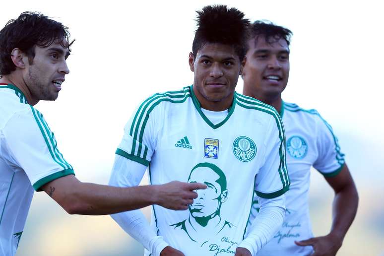 <p>Leandro foi o autor do primeiro gol do Palmeiras, em jogo que contou com homenagem a Djalma Santos</p>