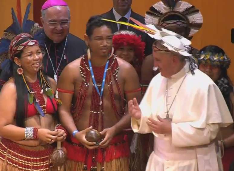 Papa recebe um cocar de um dos representantes indígenas