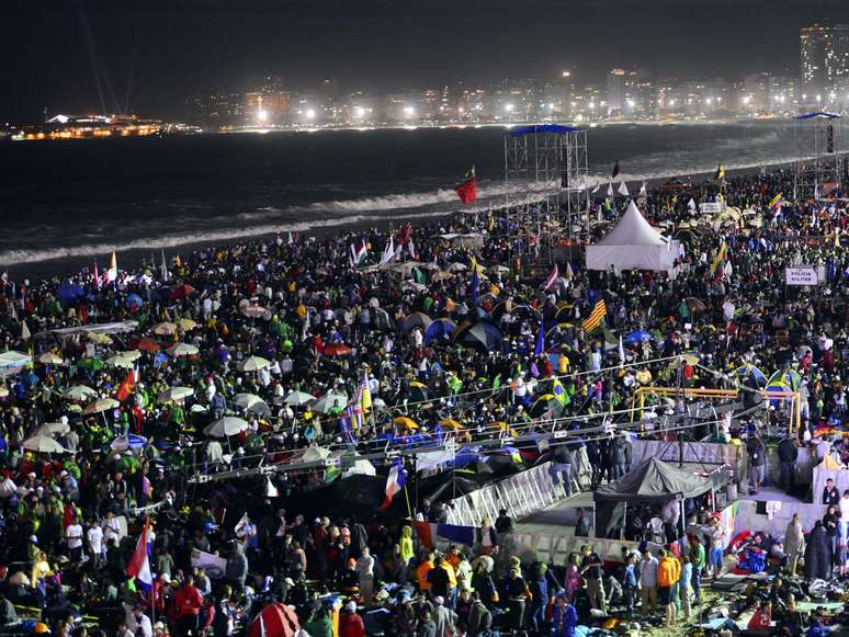 <p>Milhares de peregrinos lotavam as areias de Copacabana &agrave; espera do Papa</p>