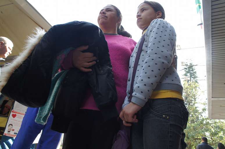 Claudete Freitas e a filha Maria Eduarda receberam um casaco de doa&ccedil;&atilde;o na a&ccedil;&atilde;o dos familiares e amigos de v&iacute;timas da trag&eacute;dia da boate Kiss