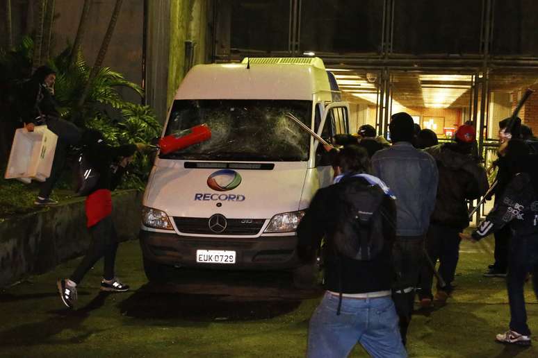 <p>Van da Rede Record foi depredado por manifestantes</p>